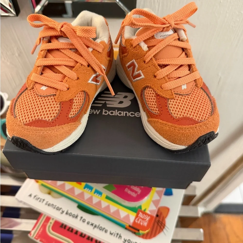 New Balance Kids - Brown Orange Sneakers size 5W - Picture 2 of 9